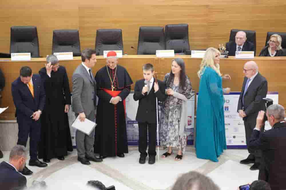 Ethan 2016, Receiving an award in the Vatican